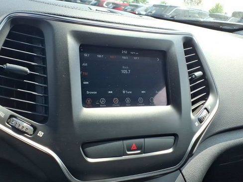 Used 2020 Jeep Cherokee Latitude w/ Cold Weather Group AWD/4WD image 11