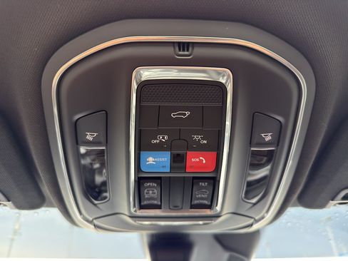 Used 2025 Jeep Grand Cherokee Altitude AWD/4WD image 22
