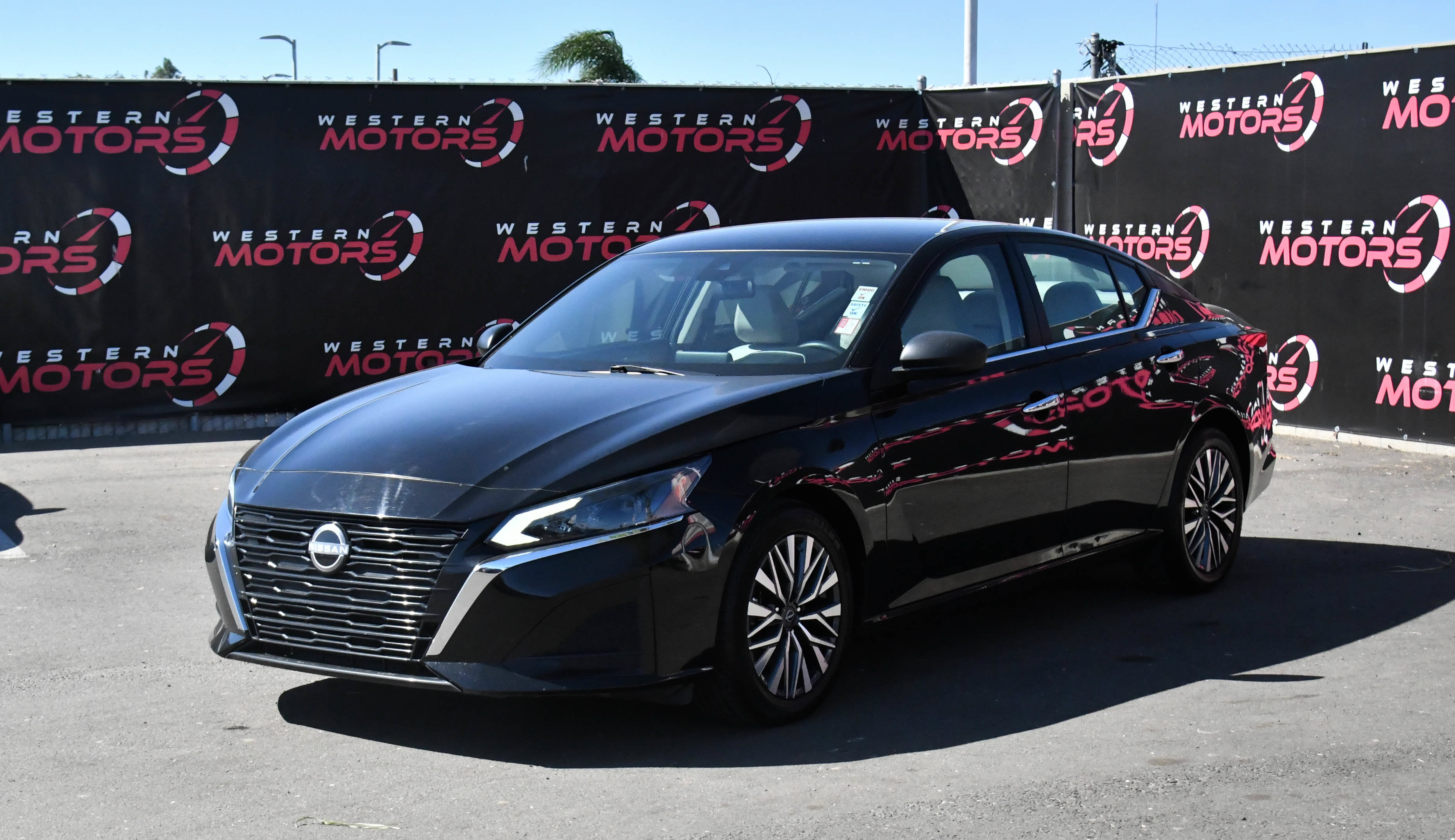 Used 2025 Nissan Altima 2.5 SV FWD image 3