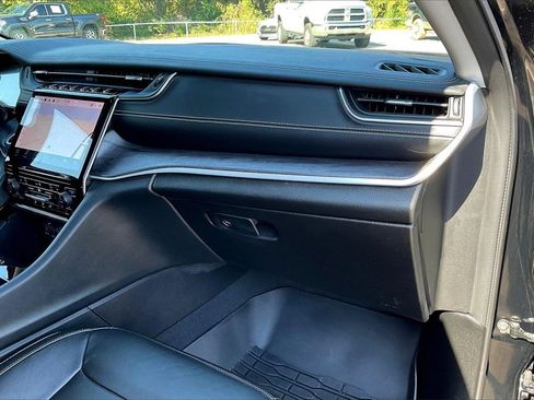 Used 2023 Jeep Grand Cherokee Limited w/ Black Appearance Package image 16