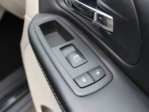 Used 2017 Dodge Grand Caravan SXT FWD image 34