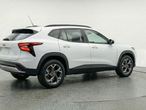 Used 2025 Chevrolet Trax LT w/ LT Convenience Package FWD image 9
