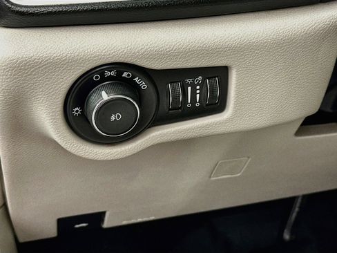 Used 2017 Chrysler Pacifica Touring-L FWD image 11