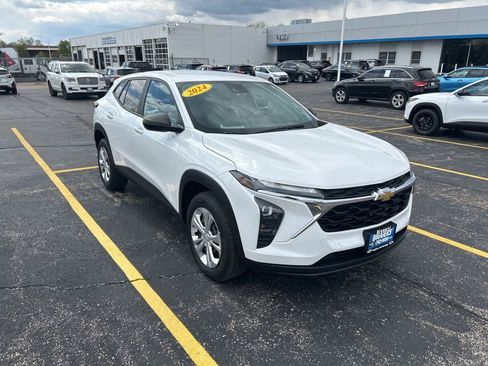 Used 2024 Chevrolet Trax LS w/ Driver Confidence Package FWD image 2