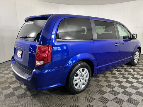 Used 2020 Dodge Grand Caravan SE w/ UConnect Hands-Free Group FWD image 2