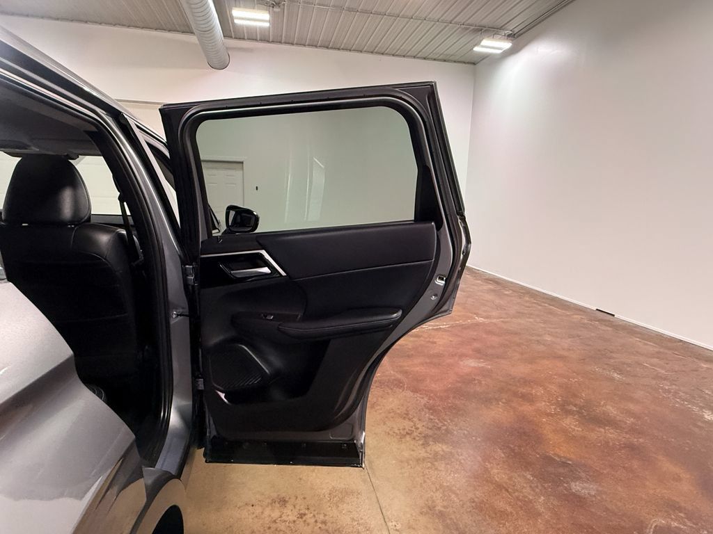 Used 2024 Mitsubishi Outlander SE AWD/4WD image 65