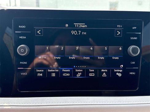 Used 2025 Volkswagen Taos SE image 18