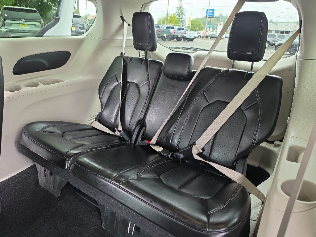 Used 2023 Chrysler Pacifica Touring-L FWD image 17