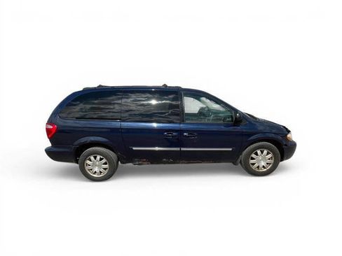Used 2005 Chrysler Town & Country Touring FWD image 7