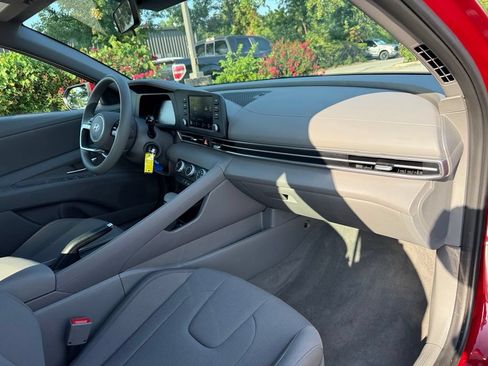 Certified 2025 Hyundai Elantra SE FWD image 34