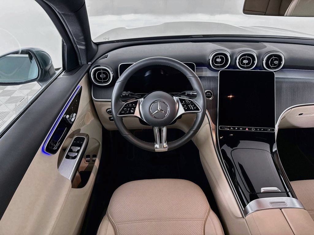 Used 2025 Mercedes-Benz GLC 350e 4MATIC image 16