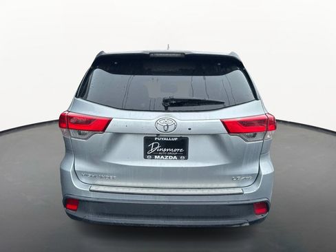 Used 2019 Toyota Highlander LE AWD/4WD image 4
