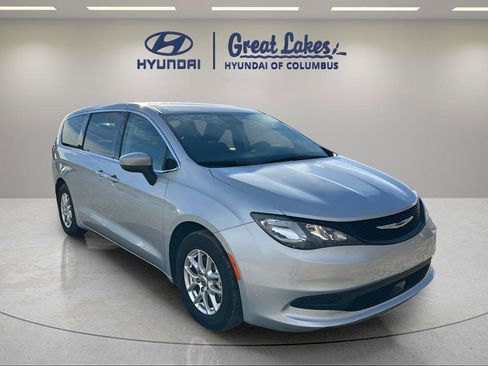 Used 2023 Chrysler Voyager LX image 7