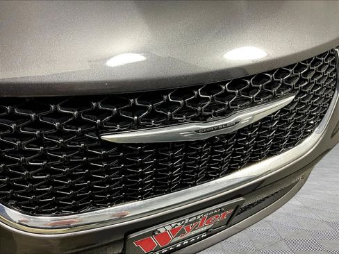 Used 2023 Chrysler Pacifica Touring-L FWD image 33