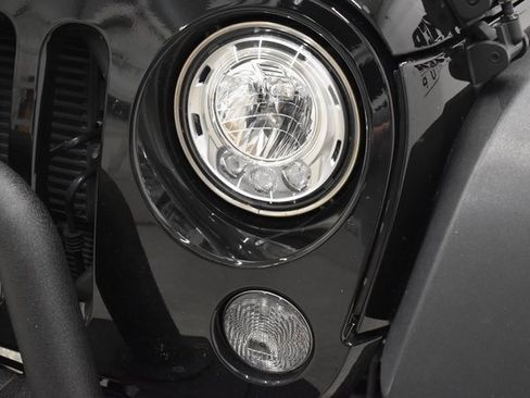 Used 2017 Jeep Wrangler Unlimited Rubicon w/ Cold Weather Group image 17