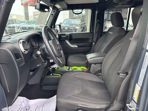 Used 2017 Jeep Wrangler Unlimited Sahara w/ Connectivity Group image 13