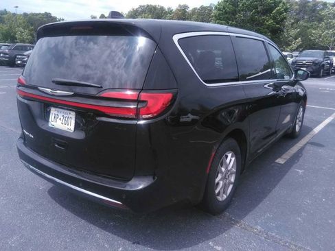 Used 2024 Chrysler Pacifica Touring-L FWD image 6