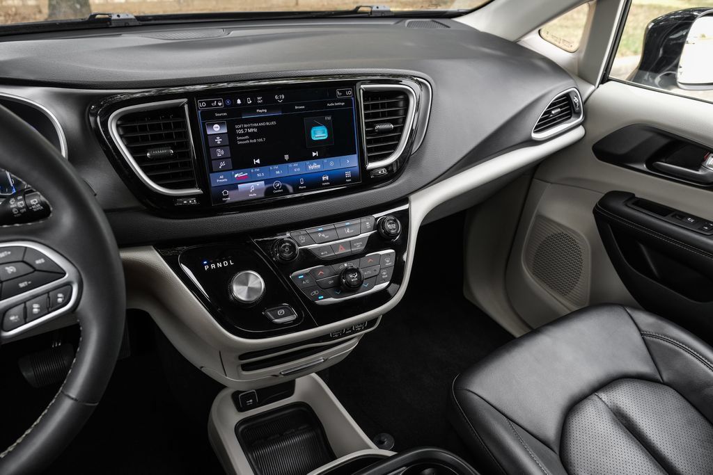 Used 2024 Chrysler Pacifica Touring-L FWD image 33