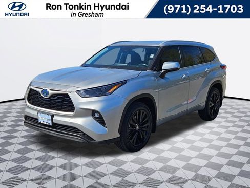 Used 2022 Toyota Highlander XLE AWD/4WD image 1