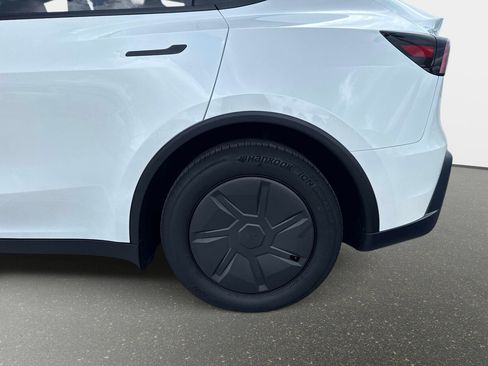 Used 2026 Tesla Model Y 2WD image 10
