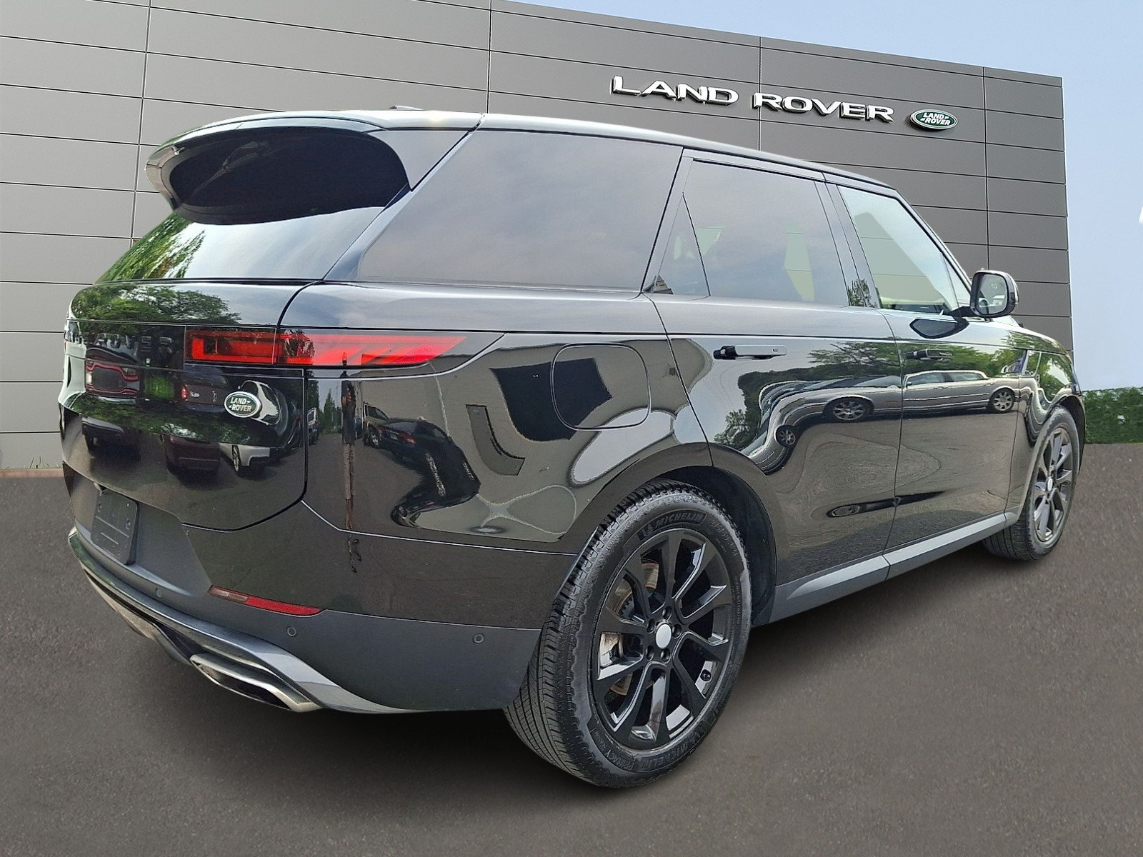 Used 2023 Land Rover Range Rover Sport SE AWD/4WD image 2
