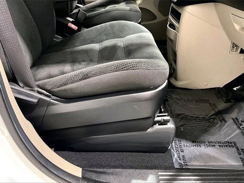 Used 2019 Dodge Grand Caravan SE w/ UConnect Hands-Free Group image 42