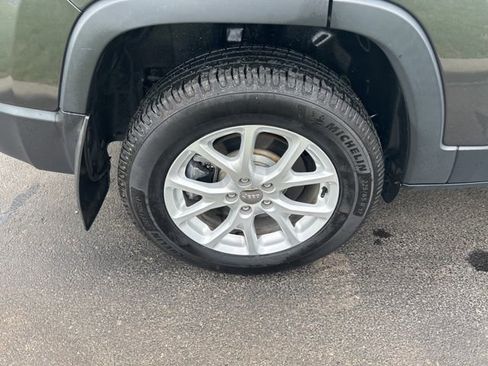 Used 2022 Jeep Cherokee Latitude Lux w/ Sun & Sound Group AWD/4WD image 46