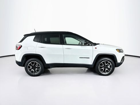 Used 2025 Jeep Compass Trailhawk AWD/4WD image 10