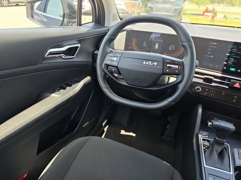 Certified 2026 Kia Sportage LX w/ LX Convenience Package FWD image 8