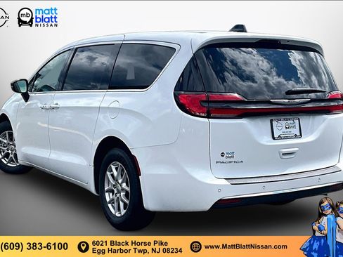 Used 2024 Chrysler Pacifica Touring-L FWD image 11