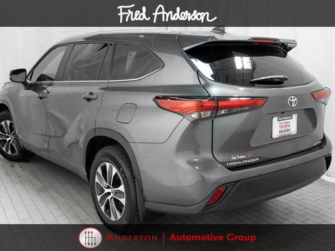 Used 2023 Toyota Highlander XLE AWD/4WD image 3