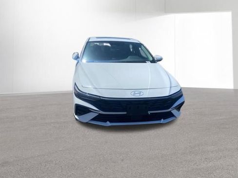 Certified 2025 Hyundai Elantra SEL FWD image 11