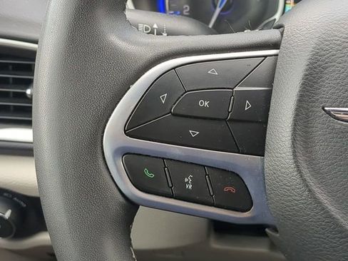 Used 2023 Chrysler Pacifica Touring-L image 31