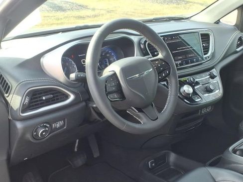 Used 2023 Chrysler Pacifica Touring-L w/ S Appearance Package image 7