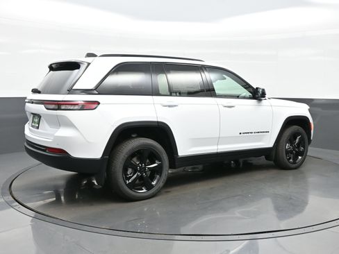 New 2025 Jeep Grand Cherokee Altitude AWD/4WD image 6