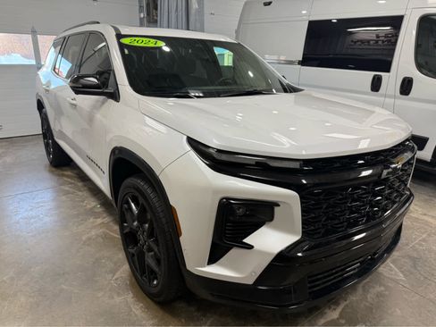 Used 2024 Chevrolet Traverse RS image 3