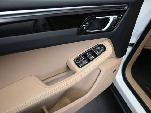 Used 2024 Porsche Macan AWD/4WD image 11