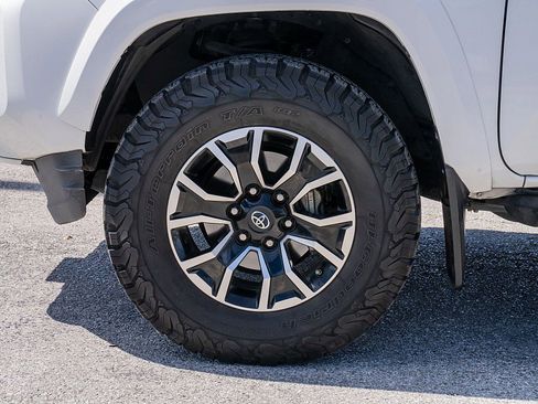 Used 2020 Toyota Tacoma TRD Sport w/ Technology Package image 33