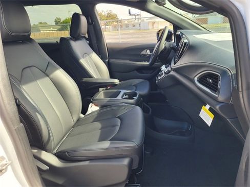 New 2026 Chrysler Pacifica Select image 18