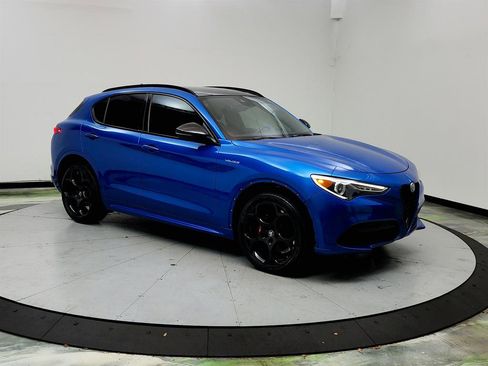 Used 2022 Alfa Romeo Stelvio Veloce AWD/4WD image 3