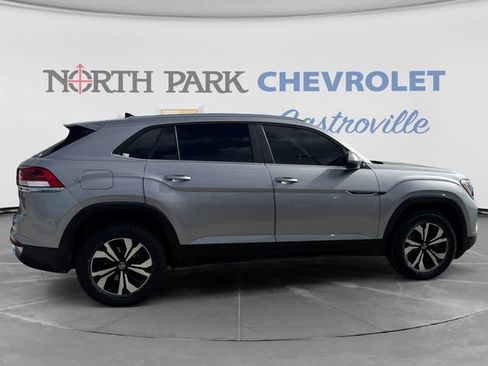 Used 2024 Volkswagen Atlas Cross Sport SE FWD image 4