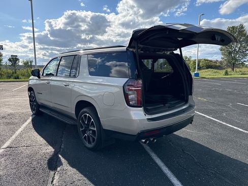 Used 2022 Chevrolet Suburban RST w/ Sport Performance Package image 13