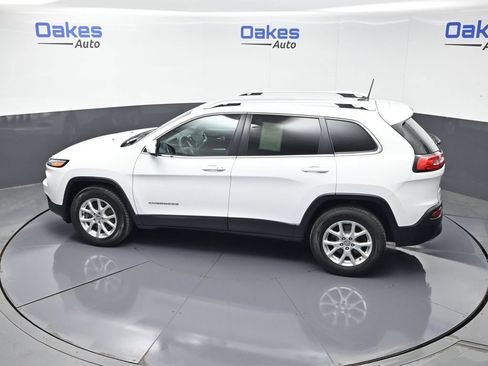 Used 2018 Jeep Cherokee Latitude Plus w/ Cold Weather Group AWD/4WD image 48