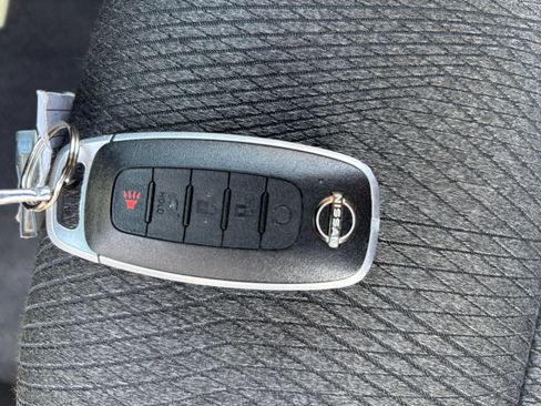 Used 2025 Nissan Rogue SV FWD image 27