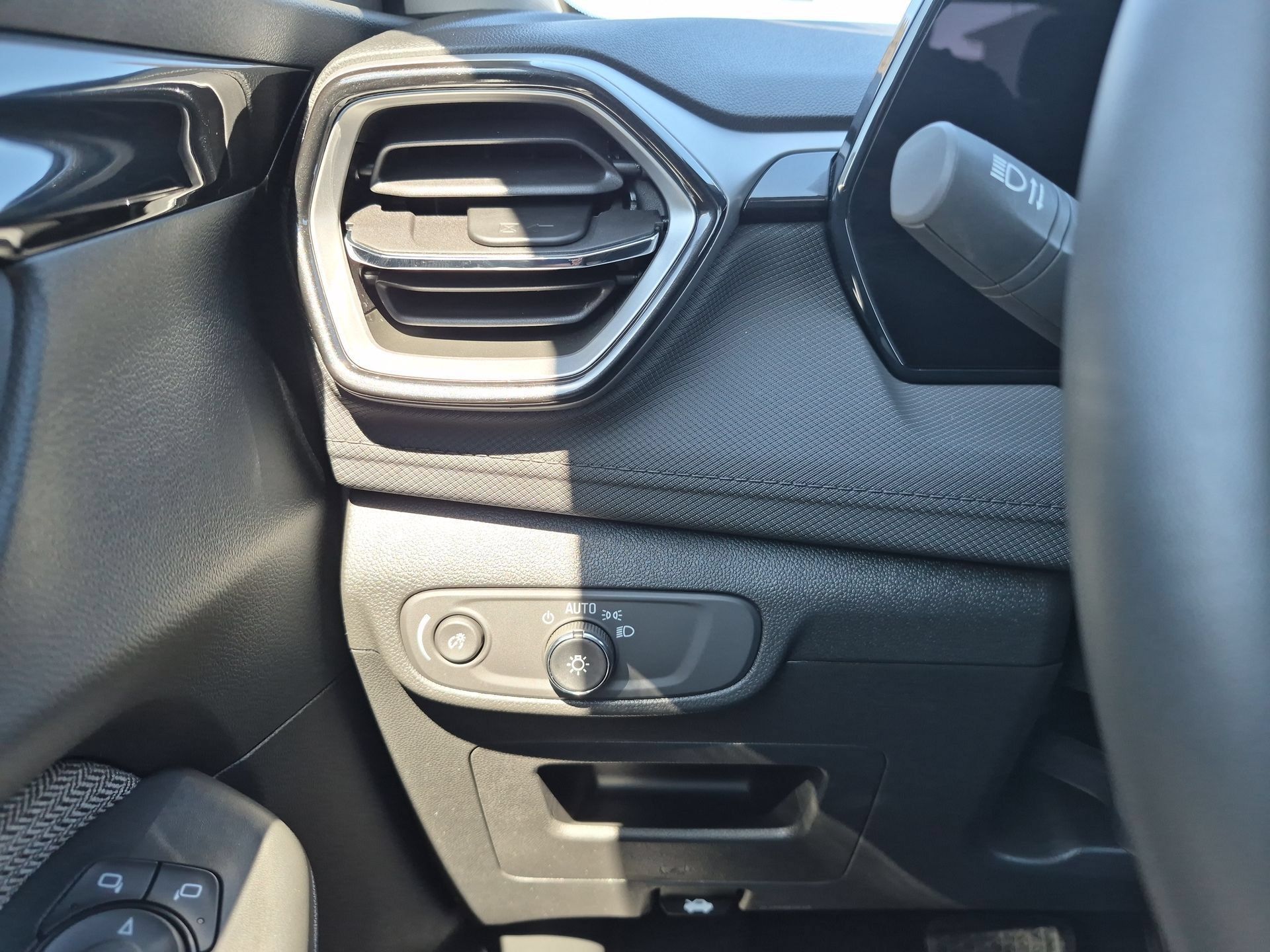 Used 2026 Chevrolet TrailBlazer LT w/ Convenience Package FWD image 17