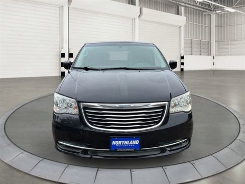 Used 2014 Chrysler Town & Country Touring FWD image 8