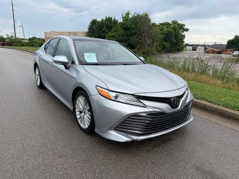Used 2018 Toyota Camry XLE FWD image 2