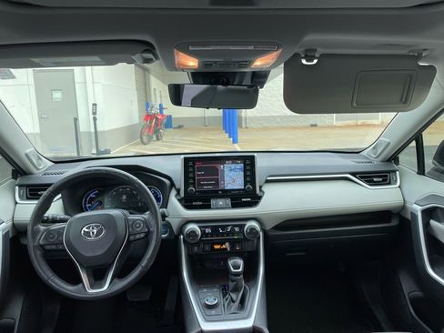 Used 2020 Toyota RAV4 Limited image 5