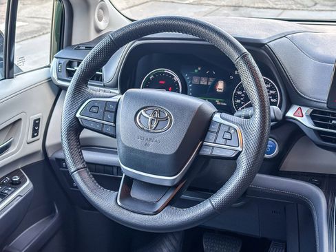 Used 2024 Toyota Sienna Limited image 18