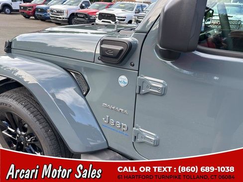 Used 2024 Jeep Wrangler Unlimited Sahara w/ Technology Group AWD/4WD image 15